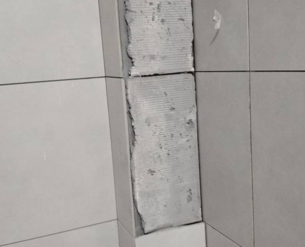 宁洱瓷砖空鼓维修公司分享下瓷砖施工前基层浇水润湿程度不足，可能导致以下问题